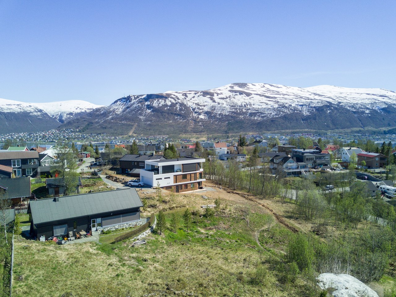 Luftfoto av Villa F32D i boligområdet med fjellene rundt Tromsø i bakgrunnen